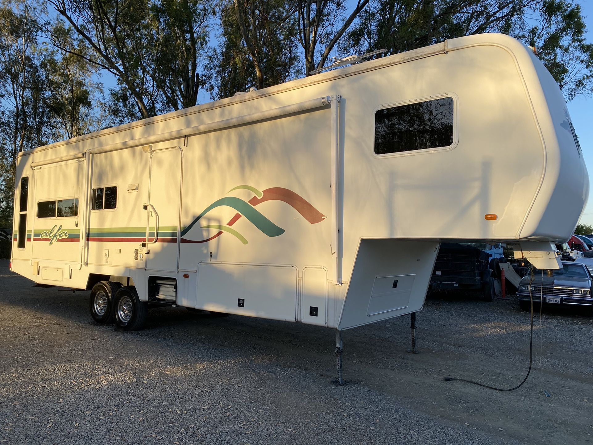 2000 Alfa Ideal 35” ID35RLTES 3 Slides