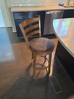 Free Bar stool