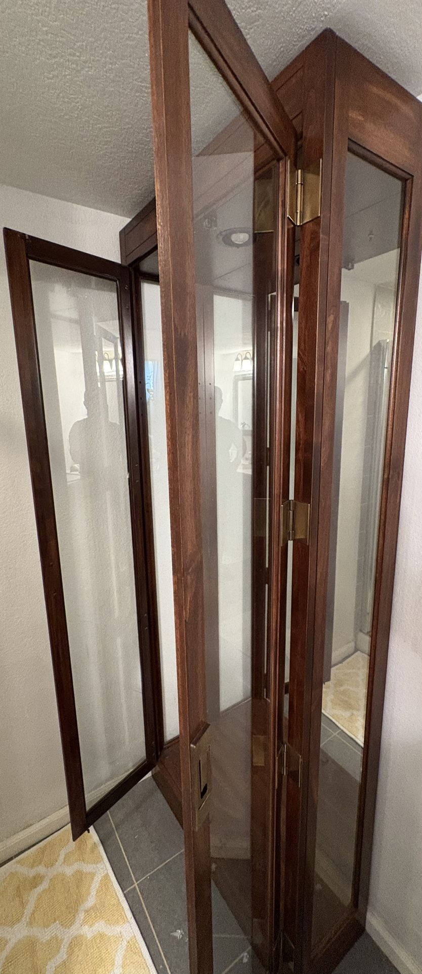 Display Case With 4 Adjustable Shelves