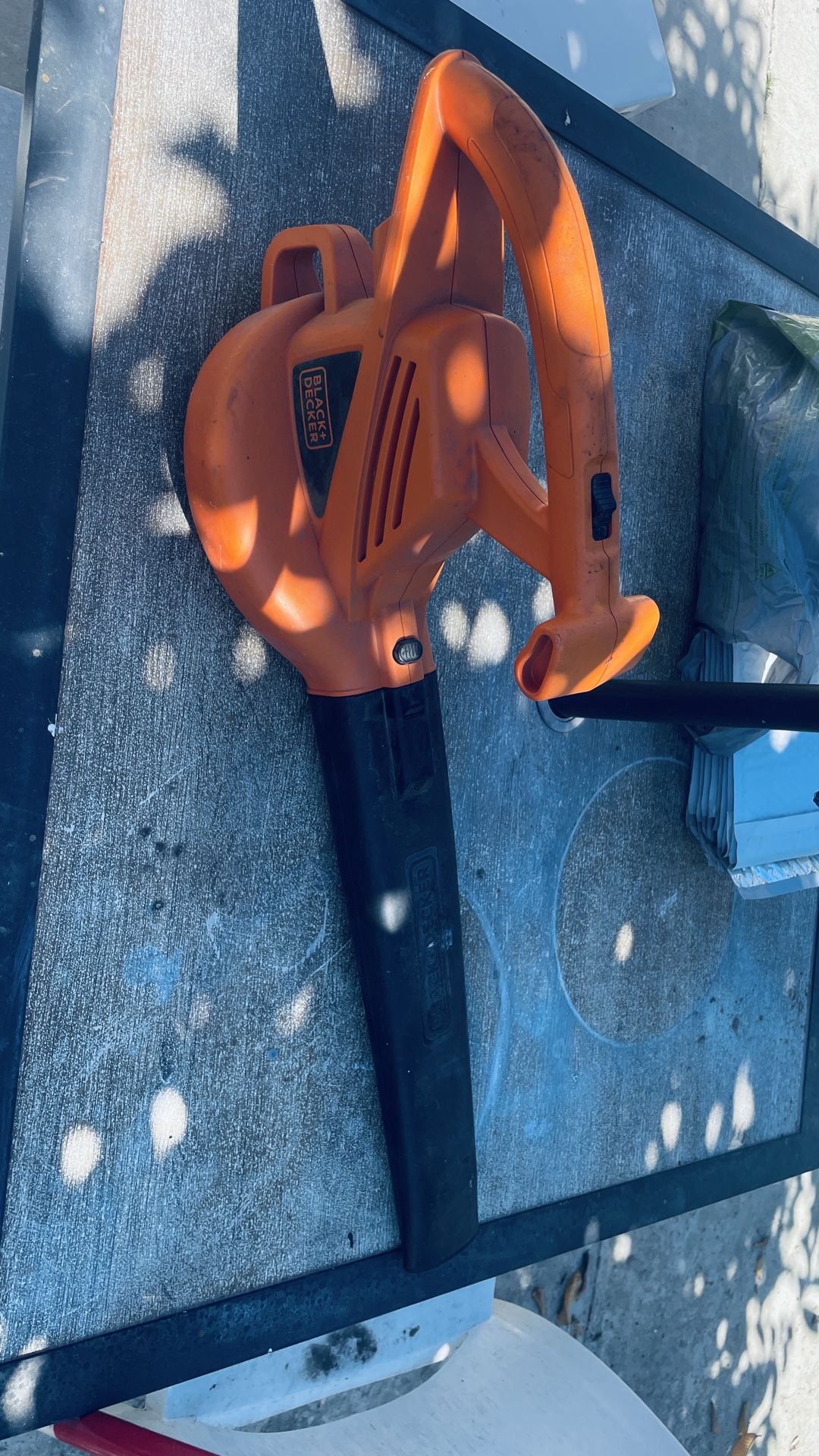 BLACK+DECKER Electric Corded Leaf Blower, Handheld Blowers for Lawn Care, Lightweight, 180 MPH 180 CFM, 7-Amp, Corded (LB700)
