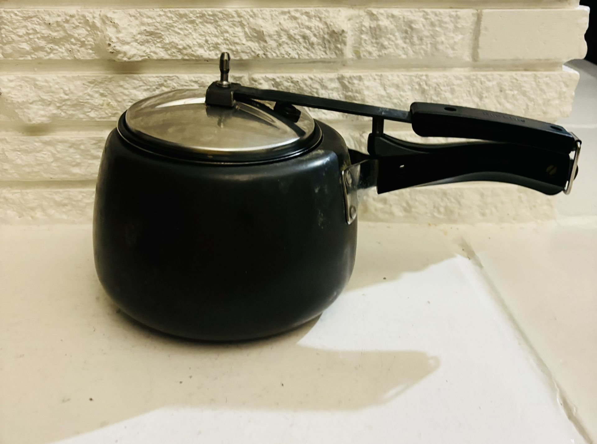 Hawkins CONTURA MODEL HARD ANODISED 3 LITRE pressure cooker