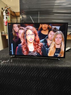 32 inch Samsung Smart TV really nice TV comes with remote control shows great quality clear picture works perfect guaranteed