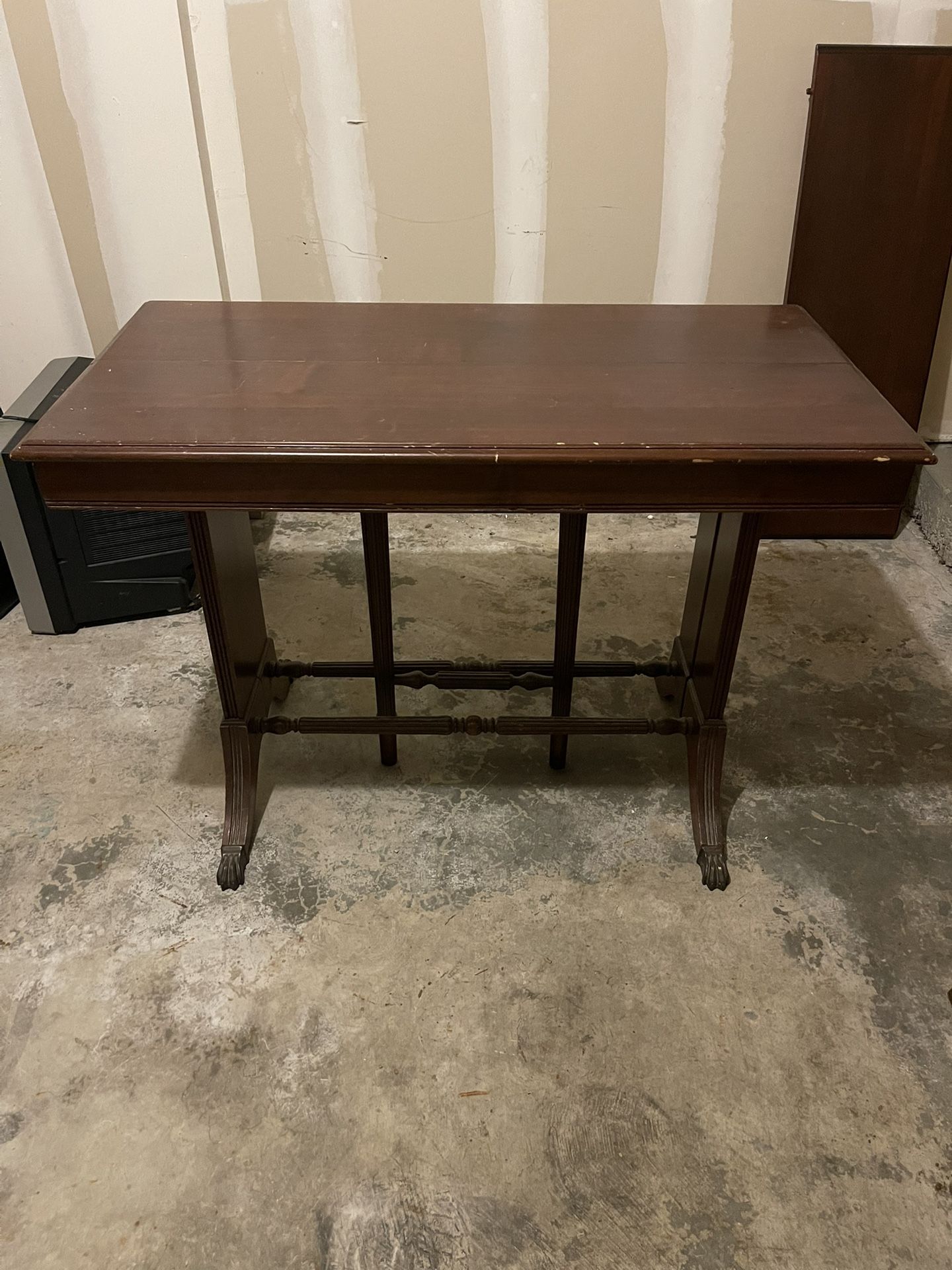 Table with 3 expansion leafs
