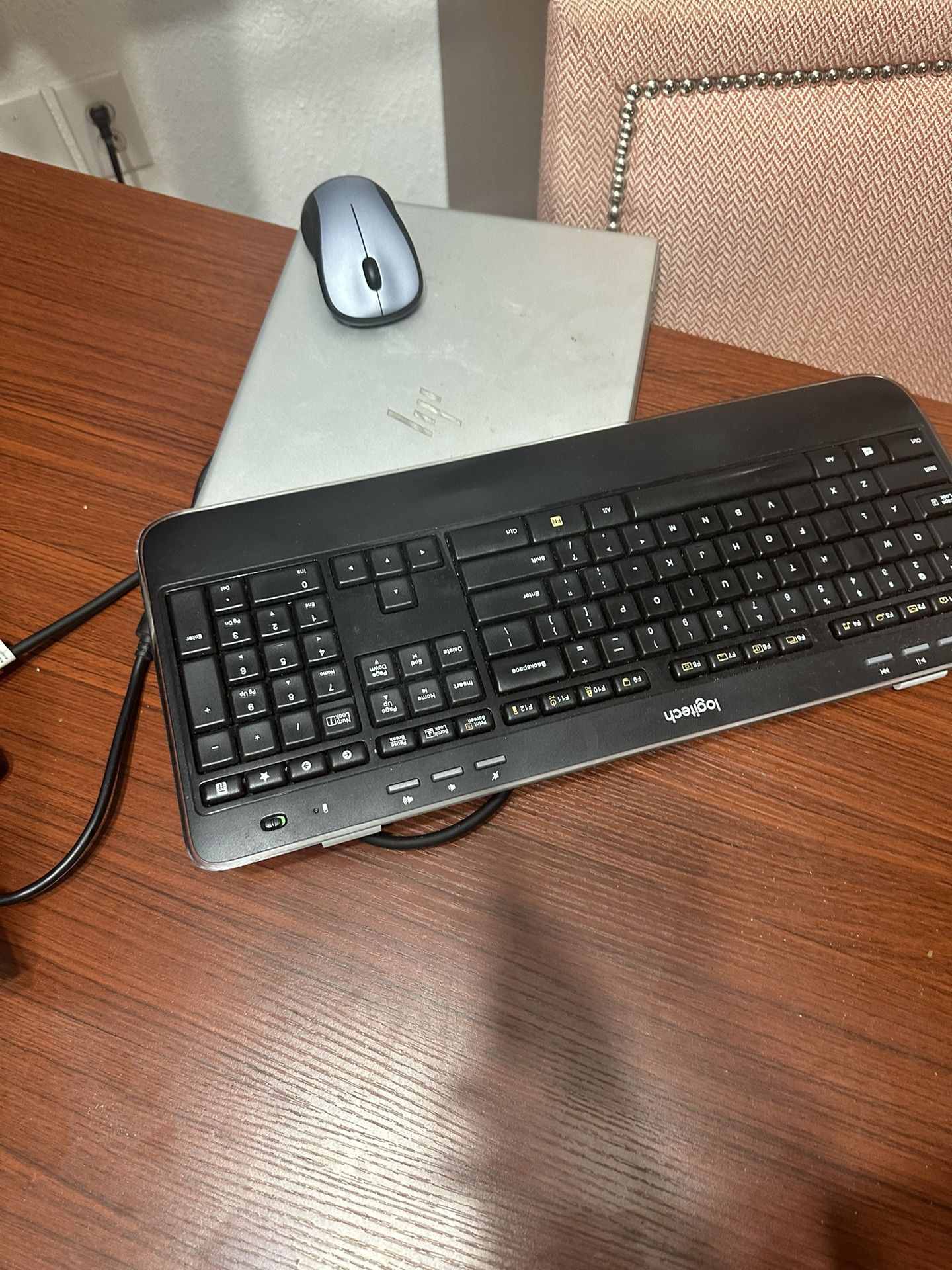 Dual Gaming Monitors, Wireless Keyboard, Wireless Mouse, Desk