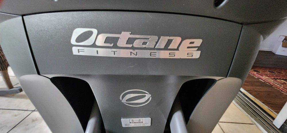 Octane Fitness 3700 Elliptical