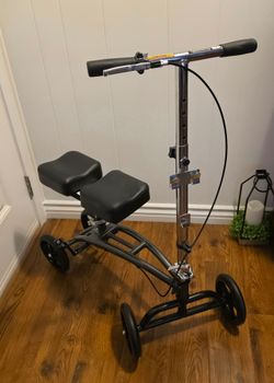 DRIVE MEDICAL: KNEE SCOOTER/WALKER.  GREY FRAME. RIGHT HAND BRAKE. FOLDABLE,  ADJUSTABLE.  EXCELLENT CONDITION!