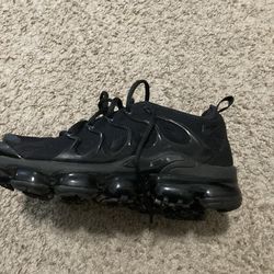 size 9 vapormaxes (read desc)
