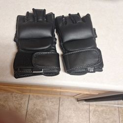 NEW X-SERIES MMA STRIKING GLOVES SIZE S/M.  $25. FIRM PRICE 