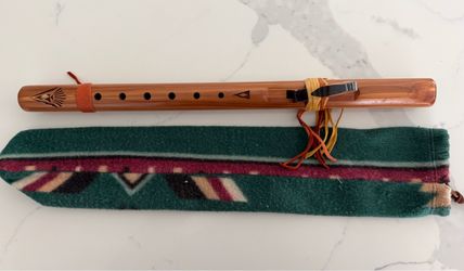 LIKE NEW - High Spirit Native American sparrow Hawk flute