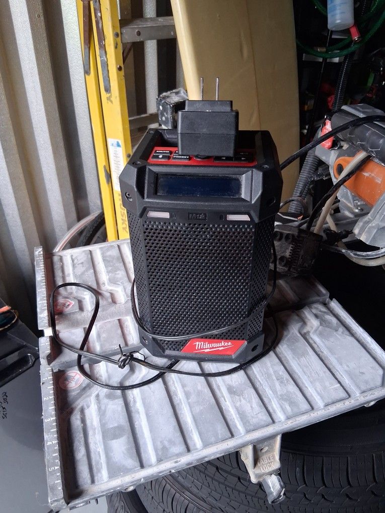 Milwaukee Job Site Bluetooth Radio Fm/am