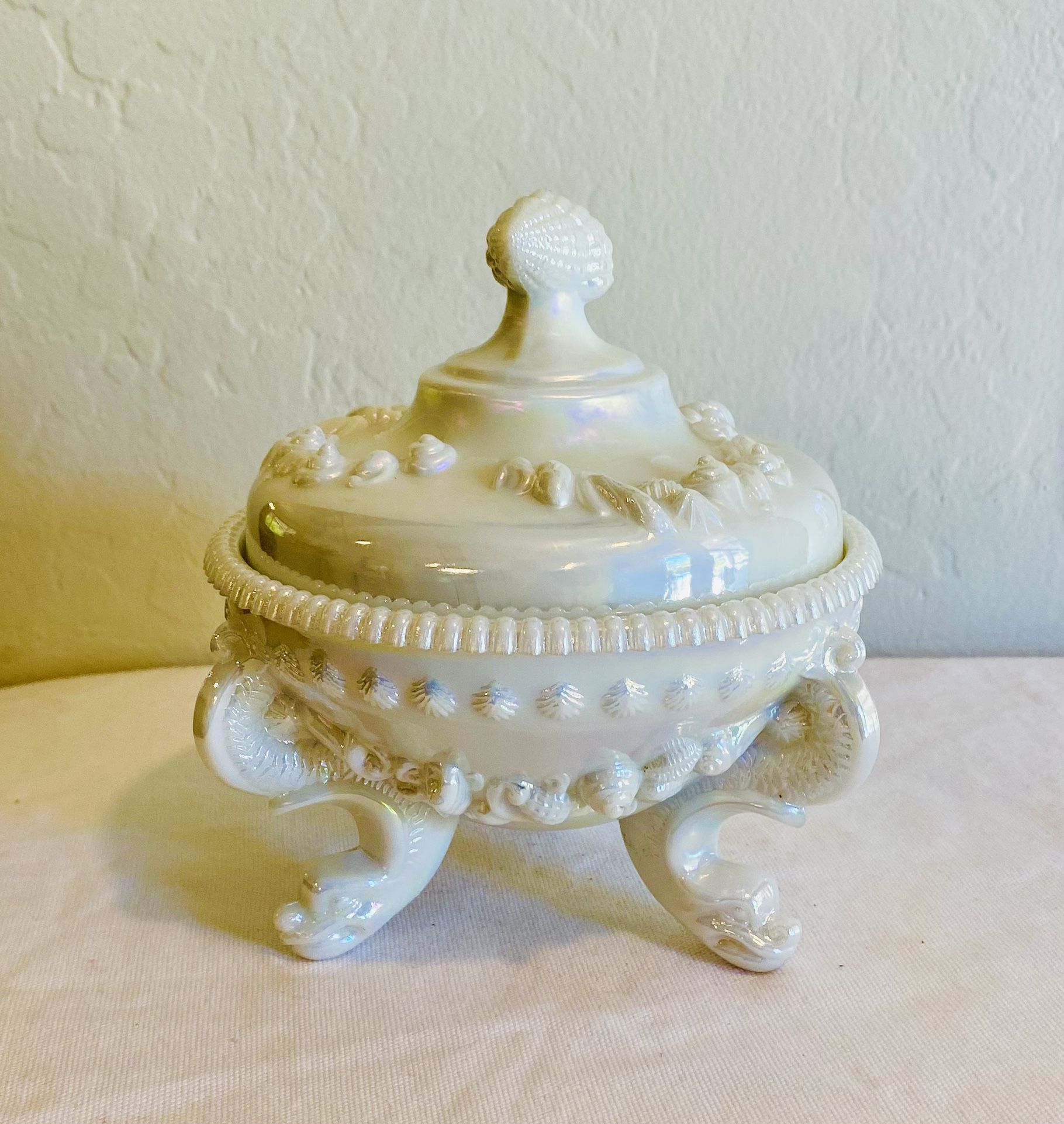 vintage Westmoreland Argonaut Nautilus Shell Opalescent Pearl Color Candy Dish milk glass