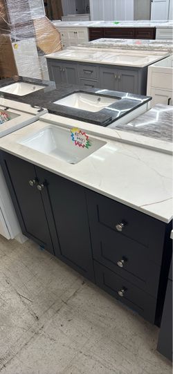 43” BANISTER BATHROOM CANITY