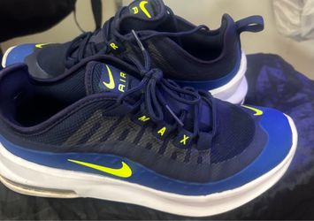 Nike Air Max Axis running shoe youth sz 4