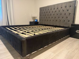 Upholstered Platform Bed Frame with Tufted Headboard