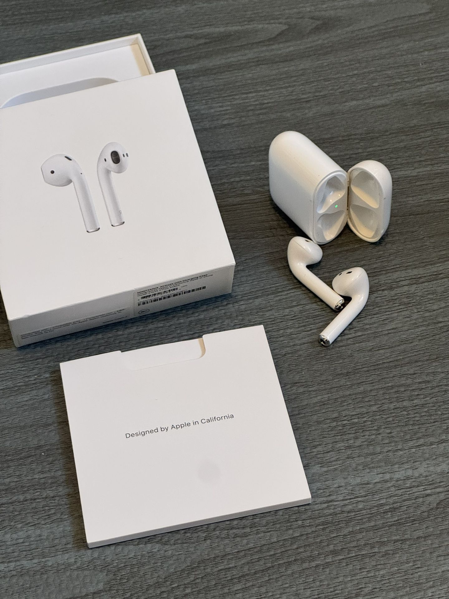 APPLE AirPods 1st Gen - Box Included