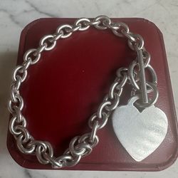 925 Sterling Silver link bracelet w/ heart ❤️ charm , toggle closure, 7.5 in. Marked 925, 28grams , 1 ounce .