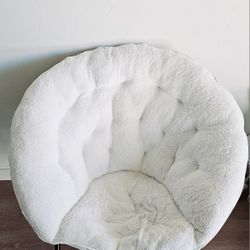 White Saucer Chair – Cozy & Comfy