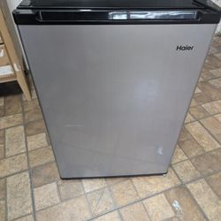 Haier Mini Fridge 2.7cu Ft for Sale in Jacksonville, FL - OfferUp