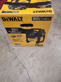 2.5 Gal. 140 psi Portable Electric Pancake Air Compressor