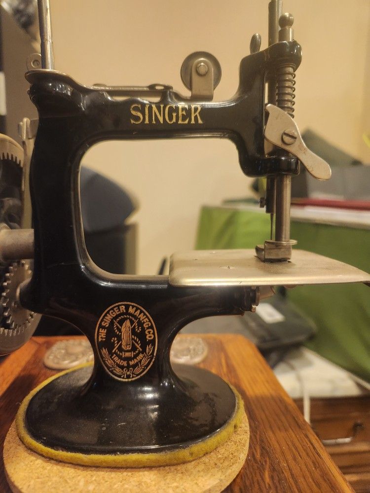 SINGER Antique Miniature Sewing Machine
