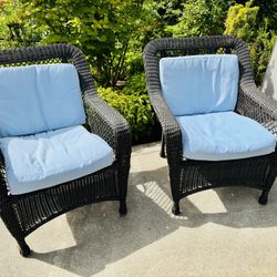 4 Chair, Round Table Patio Set W Free Umbrella And Cushions
