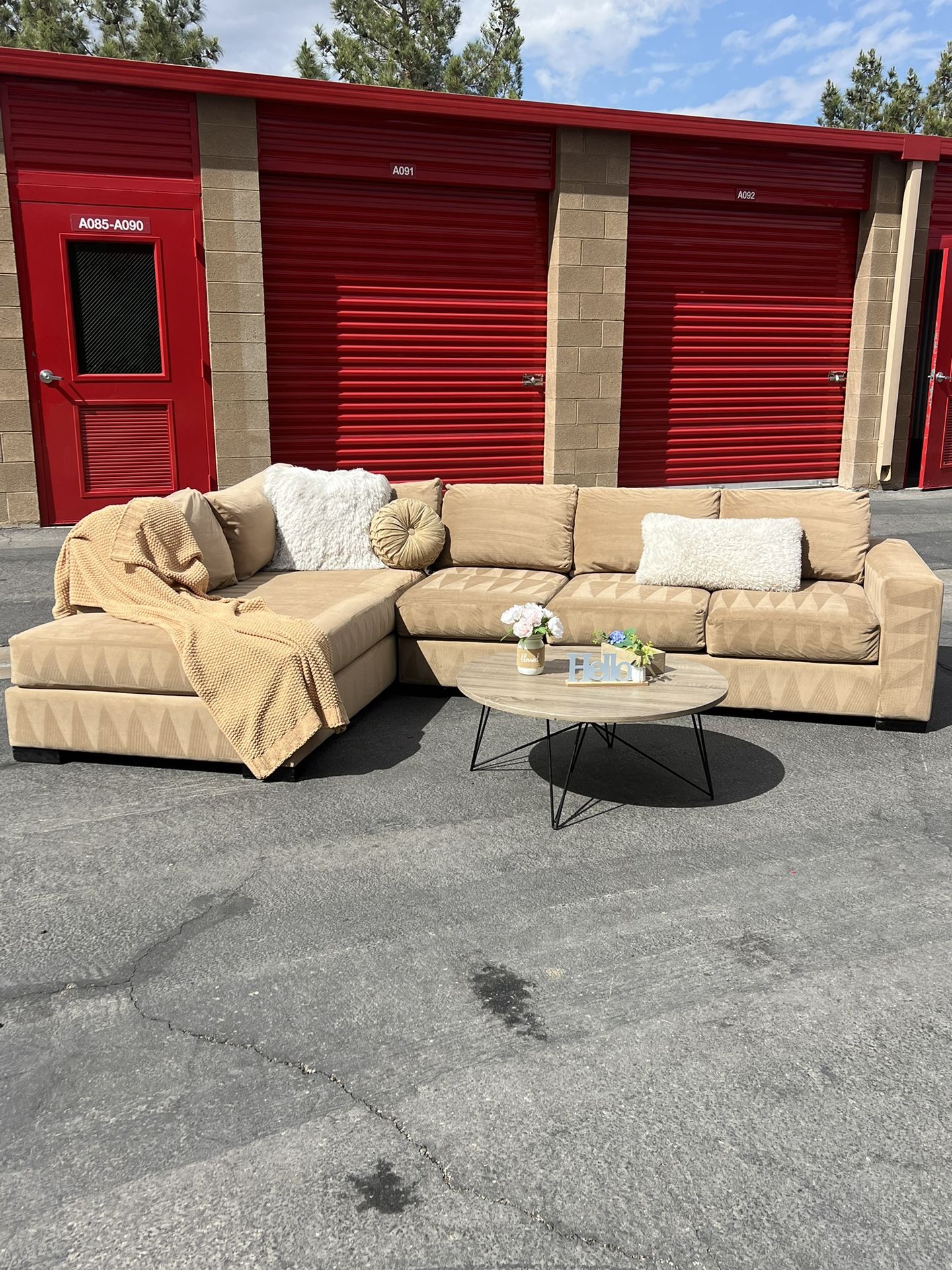 Tan Velvet Sectional Couch Sofa With Chaise Sillones🌟 Free Delivery! 🚚💨