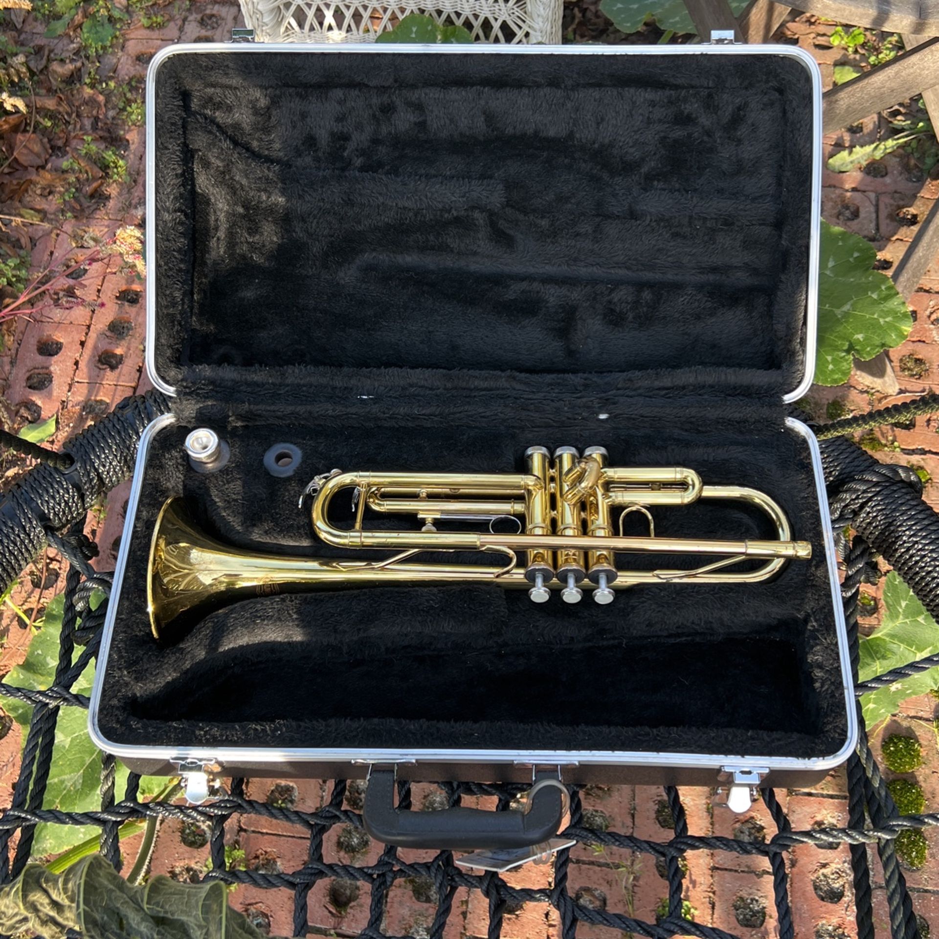 Bundy Trumpet - Gold Lacquer (Case And Mouthpiece Included)