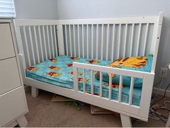 Crib converts to toddler bed