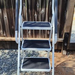 LIVINGSURE FOLDING 4-STEP LADDER