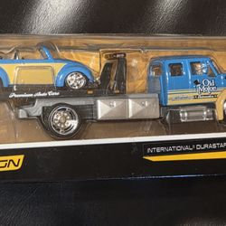Maisto  Elite Transport.  International Durastar Flatbed , VW Beetle Cabriolet