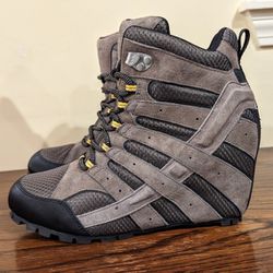 Brand New women's size 8 Merrell Moab Wedge Platform Hiking Boots Walnut Olive J002952