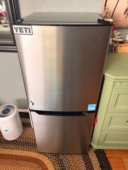 Insignia™ - 4.9 Cu. Ft. Mini Fridge with Bottom Freezer and ENERGY STAR Certification - Stainless Steel