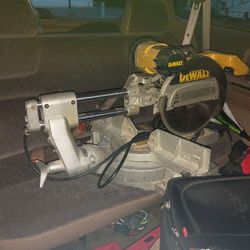 Dw708 DeWalt 12-in sliding compound miter saw with nice blade