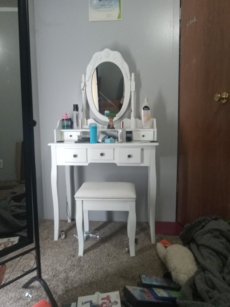 New Vanity  $40 Can Deliver Also Have Smart TV $40