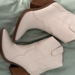 Steve Madden White Boots Size 5M