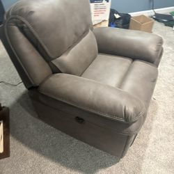 Raymour FlanaganPower Recliner