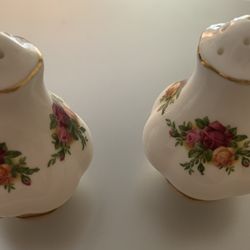 Royal Albert old country roses, salt, and pepper shakers made in England No chips