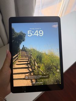 8th generation IPad, 32 GB