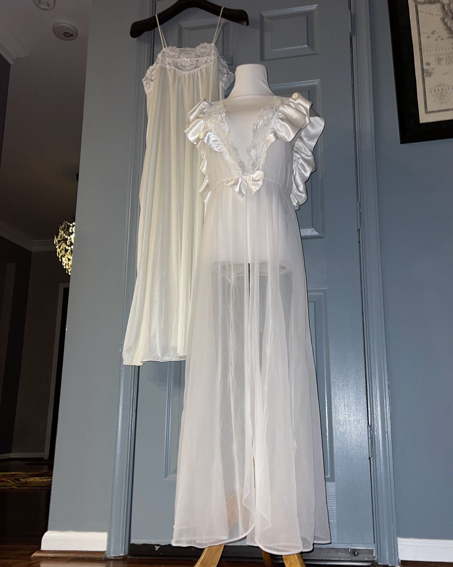 Val Mode Vintage Nylon Lace, Waffles Satin Trim Ivory Nightgown & Robe Set .