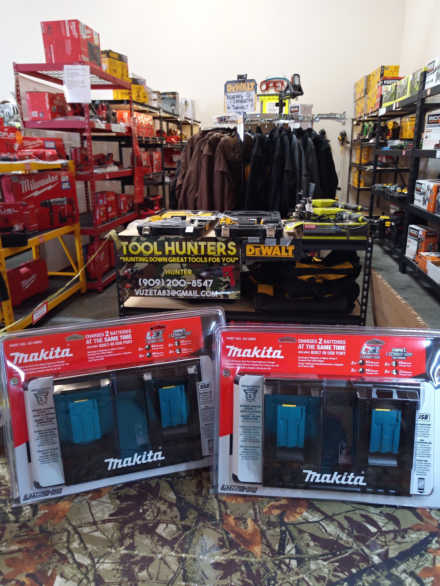 ABSOLUTELY BRAND NEW MAKITA 18 VOLT DUAL PORT RAPID CHARGERS WITH USB POWER PORTS ! BRAND NEW !! $60 EACH FIRM PLEASE