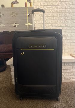 Skybags Polyester Solid Pattern Quartz 4 Spinner Wheels Exp Trolley Bag 31" × 20"x9" black LARGE