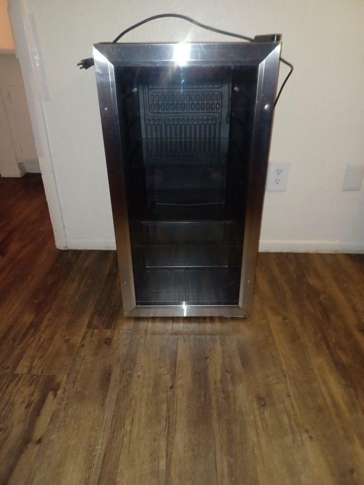 BLACK MINI FRIDGE!