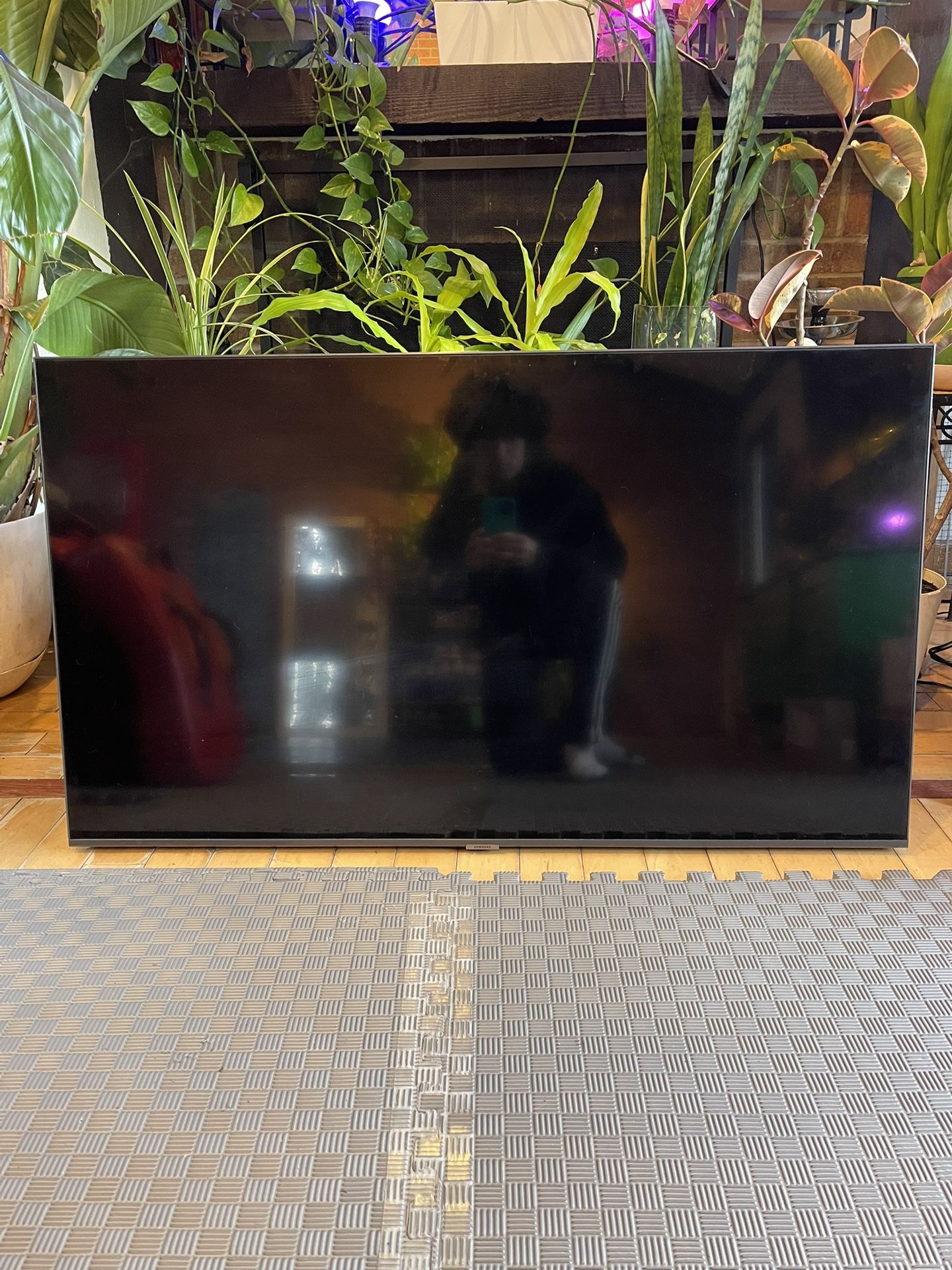 Samsung 44” 4K Smart TV