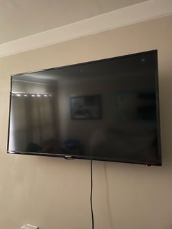 📺 40” Sharp TV with Swivel Wall Mount