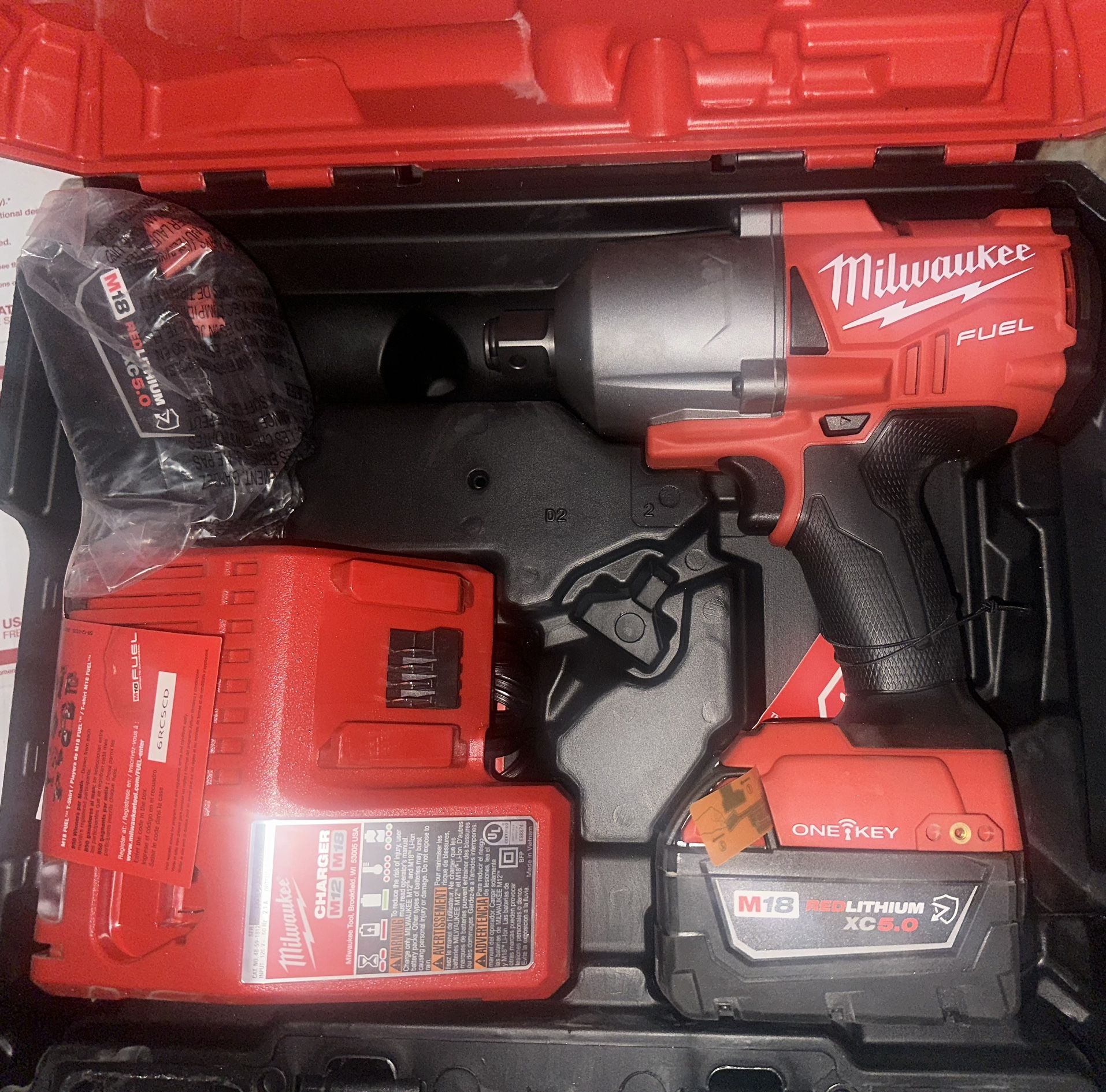 Milwaukee  18V Li-lon  Cordles 3/4 in. High-Torque Live Chat Impact Wrench 