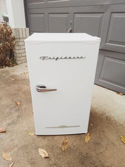 Frigidaire mini fridge