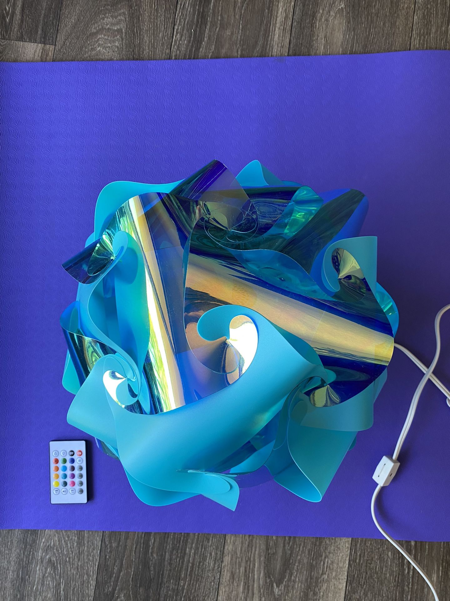 Almost New Light W/ Speaker with Remote PLUS Changing Colors!