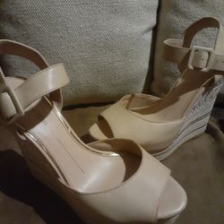 Great For Mothers Day  Very Nice Pair Ladies Cream Colored  Leather  High Wedged Heeled Dress Shoe