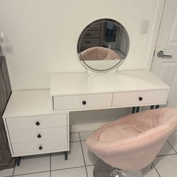 White vanity like new with chair