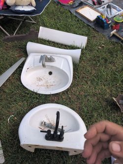 Pedestal sink